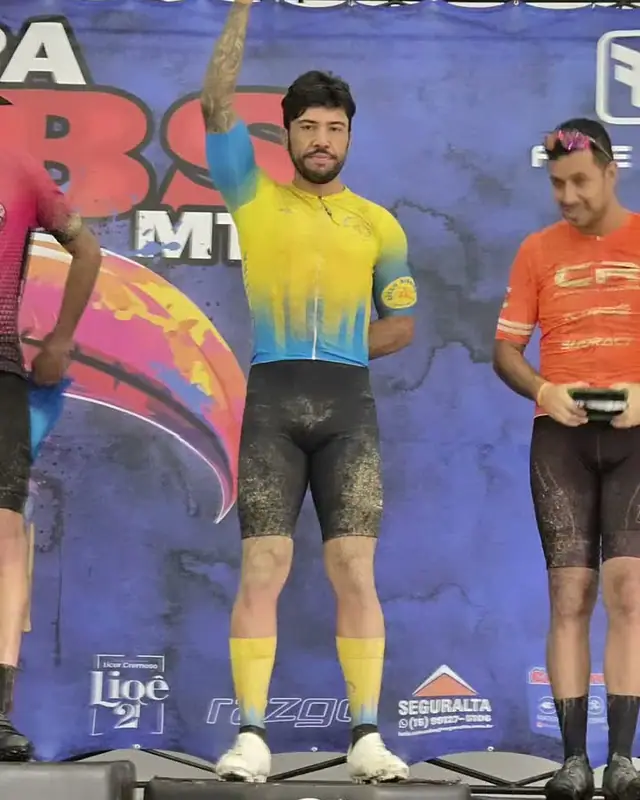 Atleta de camisa Ciclo Ribeira no pódio da Copa ABS de MTB em Registro