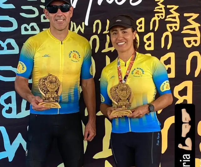 Dois atletas da equipe Ciclo Ribeira com troféus no pódio do Ubuntu MTB