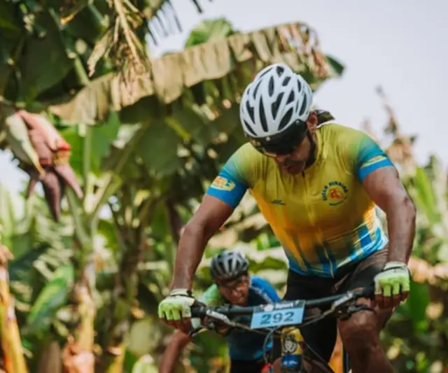 Atleta da equipe Ciclo Ribeira subindo em prova de MTB no bananal