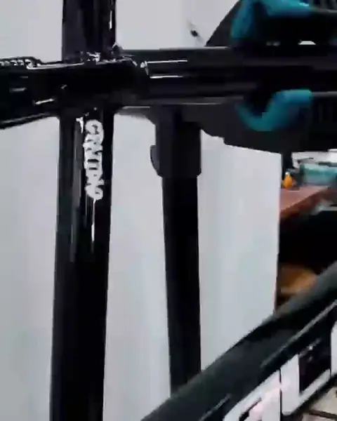 Quadro Alfameq Fúria preto no cavalete da Ciclo Ribeira