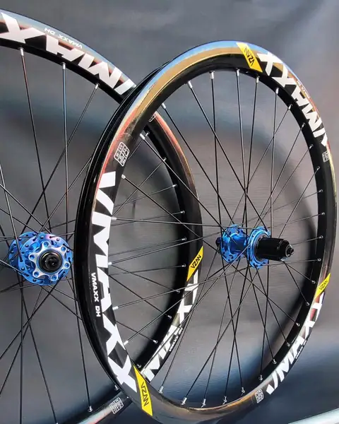 Par de rodas de bicicleta com cubos azuis, peças vendidas na Ciclo Ribeira