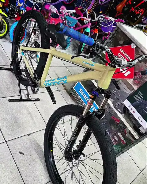 Bike VikingX montada no salão da Ciclo Ribeira, com bicicletas infantis ao fundo